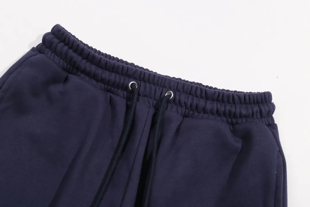 P180 model number Y560 Ralph Lauren Ralph Lauren suit sweatpants. Pure cotton with anti-static treatment. No dust, no loose hair. The elastic waist is used with a drawstring. Very friendly to the figure. The cotton is comfortable and soft. The upper body is casual and free. Regular beveled double pockets on both sides. The white brand logo on the left leg of the trouser leg collides with the black of the pants. Although it is small, it is quite recognizable. The brand adds a young and fashionable atmosphere to the original sense of luxury. It can be called a cold-proof weapon. A simple base layer is enough to withstand the severe cold and make it more fluffy and warm. Color: Navy SIZE: S-XL
